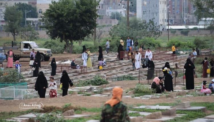 عيد بطعم المعاناة في تعز.. الفقر يثقل كاهل الأحياء والمقابر تُنهب في وضح النهار