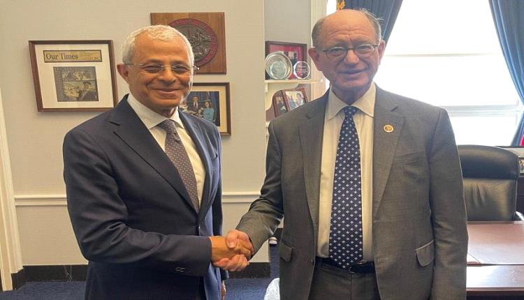 تحرك دبلوماسي يمني بواشنطن لإعادة تصنيف الحوثيين كمنظمة إرهابية وتصعيد الدعم الإنساني