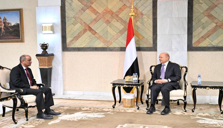 العليمي يُكلّف رئيس الوزراء الجديد بحكومة طوارئ: لإنقاذ الاقتصاد ومواجهة الفساد ودعم التحرير