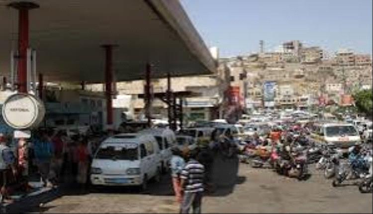 طوابير وقود تمتد كالأفعى في تعز وسط اتهامات بتهريب منظم إلى الحوثيين
