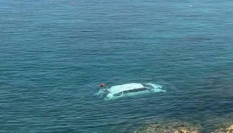 بالصور.. "برادو" تنقلب من منحدر إلى بحر المكلا ومصرع شخص وإنقاذ آخر في عملية درامية
