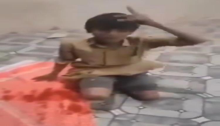 طفل يصرخ من قلب الجريمة: الحوثيون قتلوا والدي أمام عيني.. قيادي يصفي مواطناً أمام أطفاله بصعدة