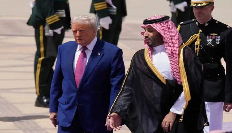 ترامب يصل إلى السعودية ومقاتلات إف-15 ترافقة