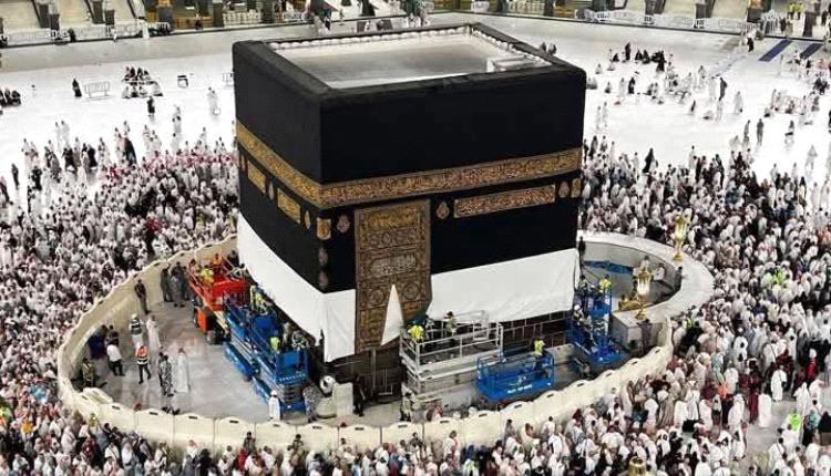 رفع كسوة الكعبة المشرفة استعدادا لموسم الحج
