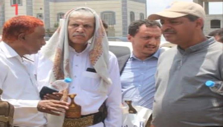مدير في الثمانين يتشبث بالكرسي ويرفض قرار المحافظ: تعز تشتعل بـ"تدوير الفشل"