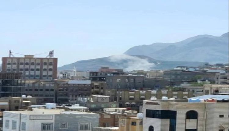 تعز تئن تحت نيران الحوثي: قصف مدفعي يحول أحياء المدينة إلى جحيم ويصيب 3 جنود