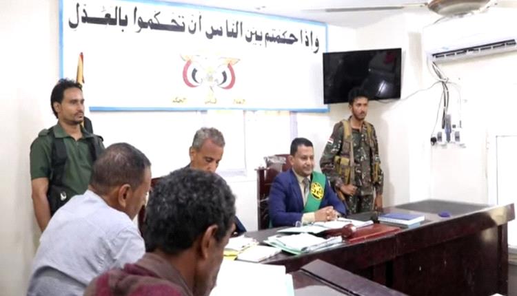العدالة تُحكم سيطرتها بالخوخة.. أحكام رادعة بالحبس والغرامات في قضايا قتل واختلاس ومخدرات