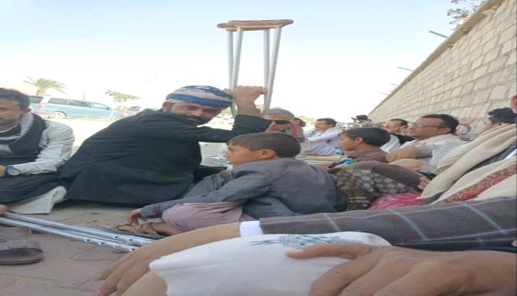 عار في قلب الشرعية.. الشرطة العسكرية بمأرب تعتدي بوحشية على جرحى ومعاقين طالبوا بحقوقهم