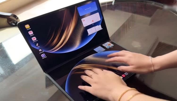 هواوي تطلق أول حاسب محمول في العالم مجهز بشاشة OLED قابلة للطي