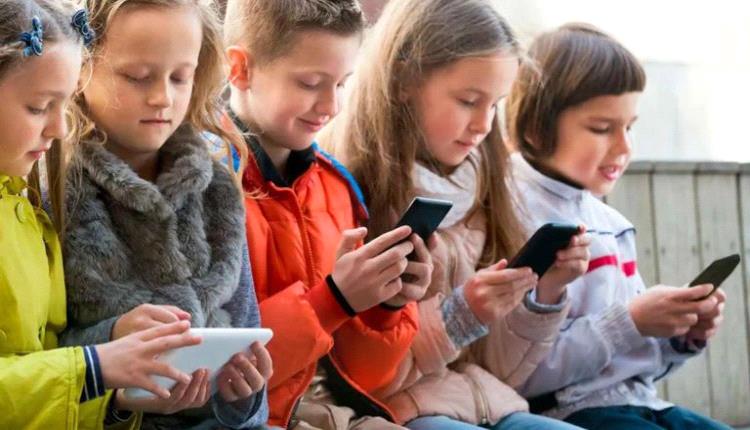 الاستخدام المكثف لمواقع التواصل يزيد من خطر الإصابة بالاكتئاب لدى الأطفال