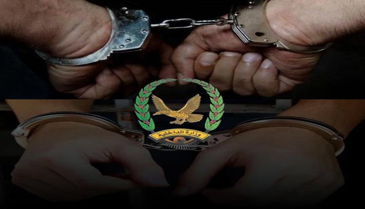 ابن يقتل والدته بدم بارد في حضرموت وستيني يسدد 4 طعنات في ظهر جاره بعدن