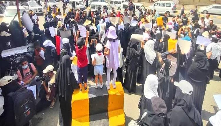 نساء تعز يطلقن انتفاضة الكرامة: صرخة نسوية غاضبة تُطالب بإقالة المحافظ وإسقاط كابوس اسمه شمسان