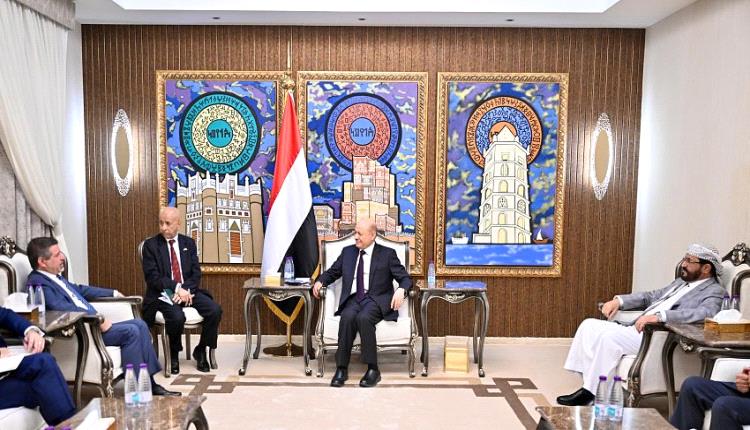 إسرائيل: العليمي يحذر واشنطن من هدنة تمنح عبدالملك الحوثي وقتاً للاستعداد لحرب جديدة