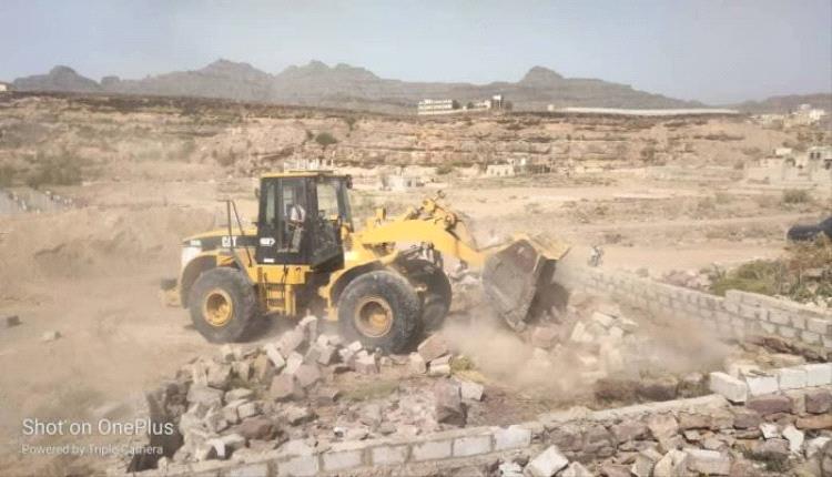 هجوم جرافات الحوثي على منازل المواطنين بدمت وسط سخط شعبي واسع