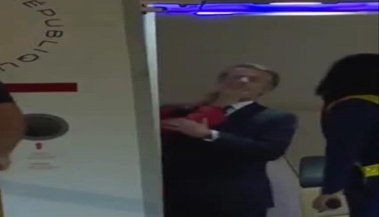 ماكرون يتلقى صفعة من زوجته أمام عدسات الكاميرات.. فيديو