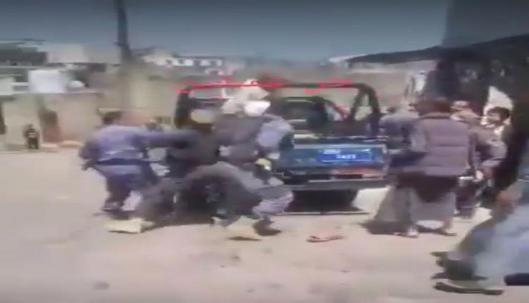 مسلحو الحوثي يعتدون بوحشية على عامل في إب لوقوفه مع مواطن رفض دفع الجباية