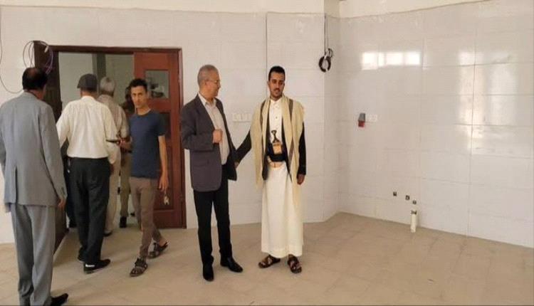 شاهد: مراهق حوثي يهين رئيس جامعة إب... هكذا تدار الجامعات في ظل حكم الجماعة