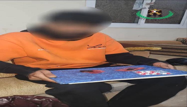 في قبضة الأمن.. ضبط مهرب خمور ومخدرات في نقطة تفتيش بهذه المحافظة