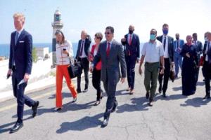بن مبارك يهرب إلى السعودية والريال يحتضر: رئيس الحكومة يغادر عدن تاركاً الانهيار وراءه