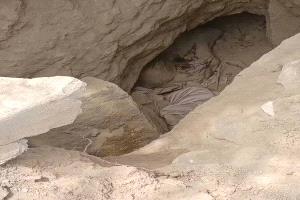صورة تهز تعز: مجهولون ينبشون قبر مسنّ بحثًا عن كنز ذهبي في جسده