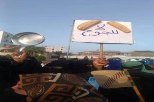 ​نساء عدن في تظاهرة جديدة بساحة العروض: الأوضاع لم تعد تحتمل