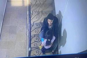 ذئب بشري يفلت من كاميرا المراقبة بعد محاولة اختطاف طفلة في صنعاء.. أين الأمن؟