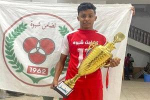 صدمة.. وفاة لاعب يمني خلال مباراة كرة قدم في محافظة يمنية 