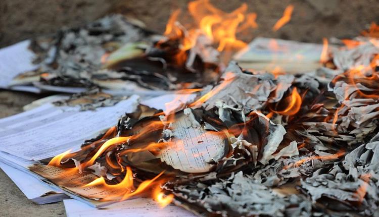الأحوال المدنية تتلف أوراقاً ثبوتية ضُبطت أثناء تهريبها من مناطق الحوثيين