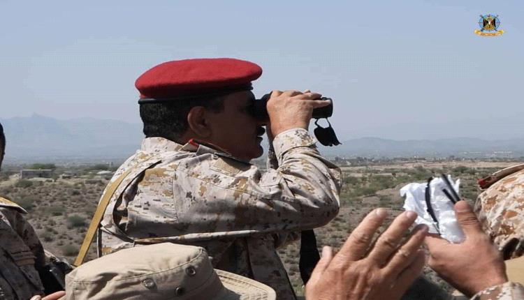 وزير الدفاع يزور جبهة الضالع ويوجه رسالة نارية للحوثي