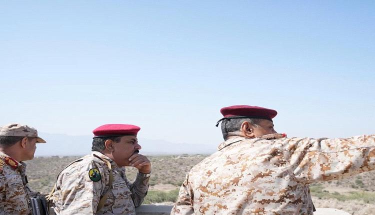 وزير الدفاع من خطوط النار يعبر عن اعتزازه بتضحيات وبطولات أبناء الضالع