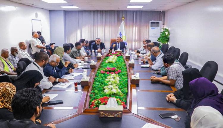 وزير النقل يدافع عن مطار عدن ويرفض الانتقادات الموجهة لسلطاته الامنية