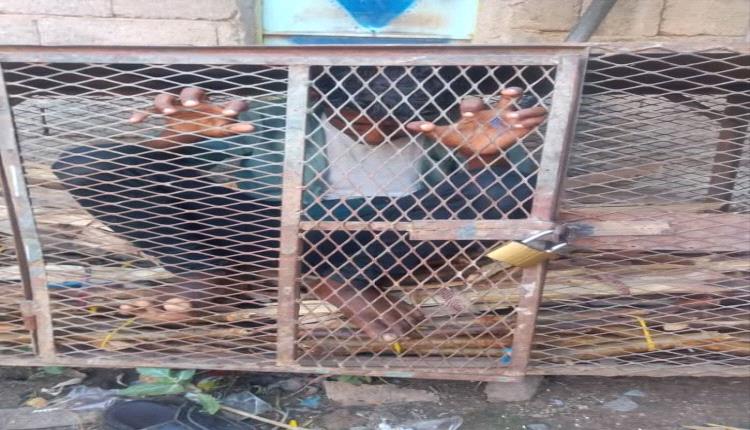 شاهد مشرف حوثي يسجن طفل في قفص حديد ضيق لا يصلح للحيوانات لأكثر من 13 ساعة