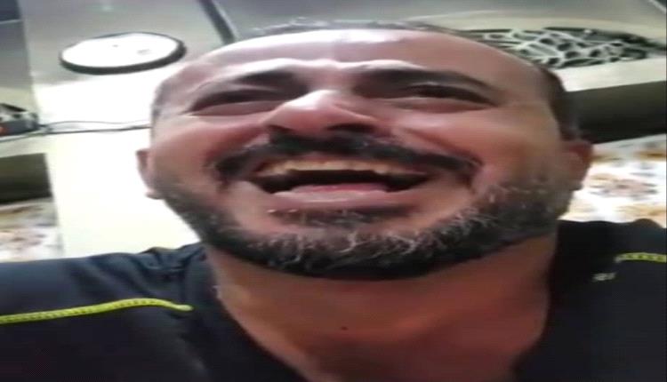 دكتور يبكي نجله بحرقة بعد أن قتلته عناصر الحوثي وأحرقت منزله في صنعاء
