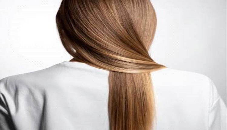 عادة يومية بسيطة وفعالة لتعزيز نمو شعرك ولمعانه