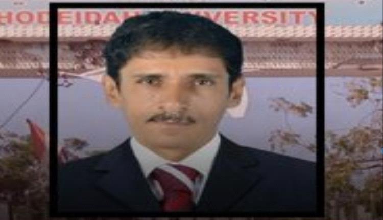 أستاذ يموت قهرا بعد إقصائه من كشوفات الراتب.. الحوثي يحرم آلاف المعلمين من مستحقاتهم