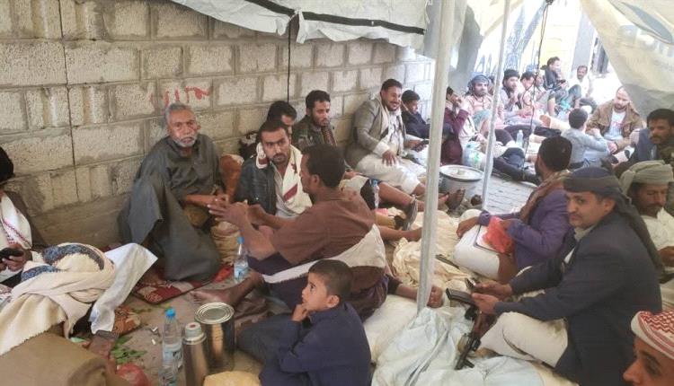 جرحى الشرعية في مأرب يعتصمون للمطالبة بمستحقاتهم.. واتهامات بتجاهل معاناتهم المستمرة