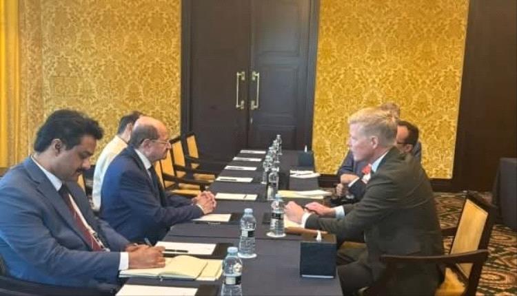 سلاح الحوثيين أبرزها.. حراك سياسي واسع لفك تعقيدات الملف اليمني