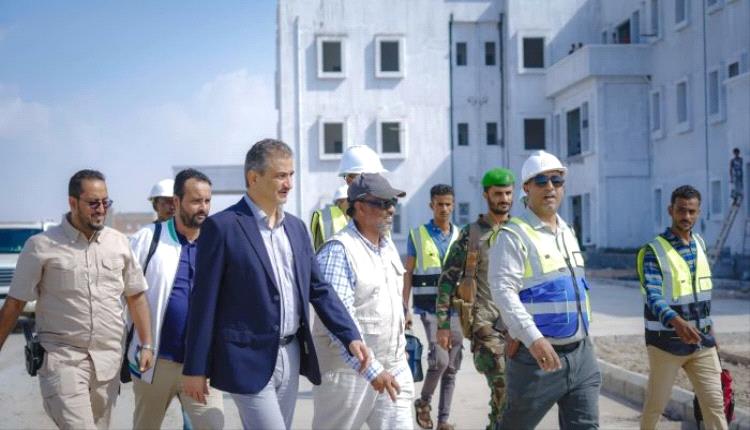 وزير الدولة يطوف في مشروع مدينة الشيخ محمد بن زايد الطبية ويثمن دعم الإمارات