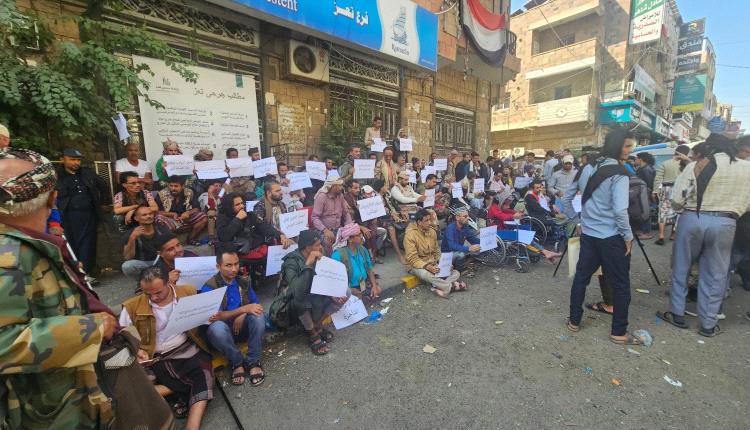 5 أشهر من توقف مرتباتهم تدفع جرحى الشرعية للخروج إلى الشارع في تعز