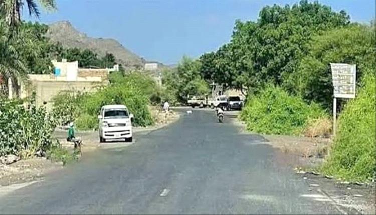 الحوثي يستهدف شابين على طريق لحج-تعز والسلطات تغلق الخط بعد اكتشافها عودة القاتل المدفون