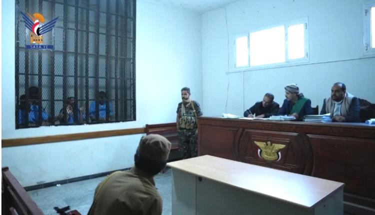معتقل يهتف داخل محكمة الحوثي في صنعاء: سلموا مرتبات الناس يا سرق