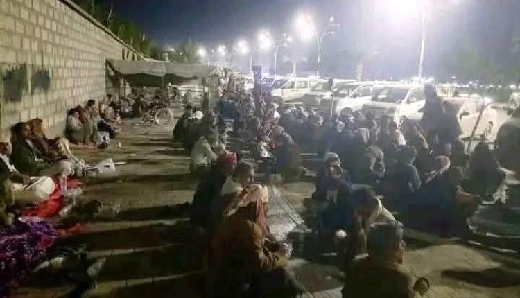 جرحى الجيش في مأرب يدخلون أسبوعهم الأول من الاعتصام وسط تجاهل حكومي وتضامن شعبي واسع