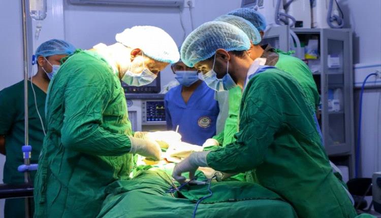 فريق جراحي بالمستشفى السعودي بالمخا ينقذ طفلًا من ورم خطير 