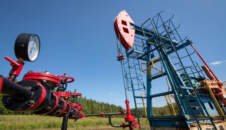 أسعار النفط تسجل مكاسب أسبوعية وسط مخاوف تقلص الإمدادات