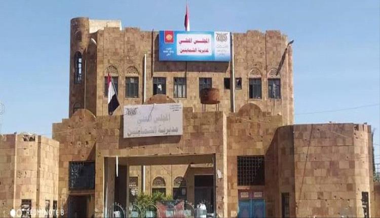 استغلال الوظيفة في تعز.. صحفي يتهم سلطة محلية بملاحقته بسبب كشفه قضايا فساد في الشمايتين