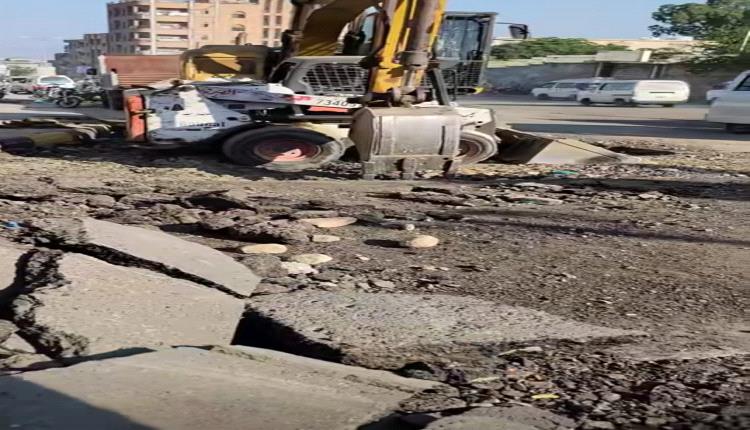 مدير مظفر تعز يواصل تسويق الوهم.. شوارع تنهار وفساد يبتلع ميزانيات التنمية