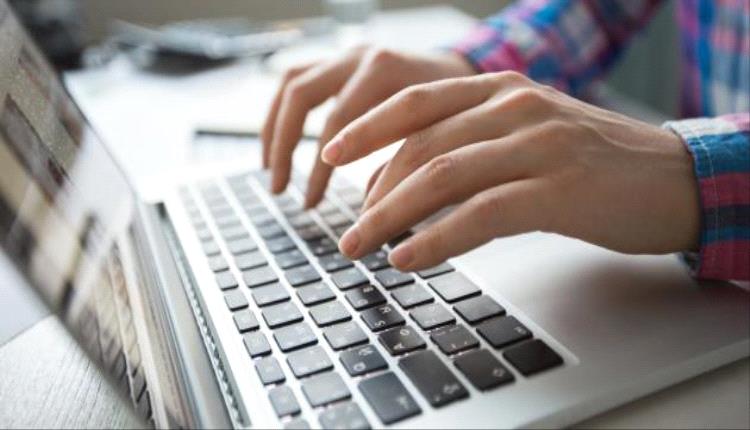 إليك 3 تمارين لتخفيف تيبّس اليدين الناتج عن العمل لساعات طويلة على الكمبيوتر