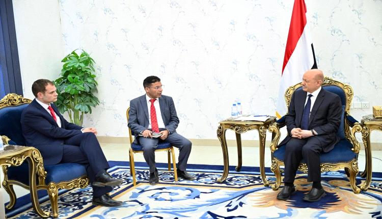 العليمي يدعو بريطانيا لضبط تدفق السلاح الإيراني إلى الحوثي