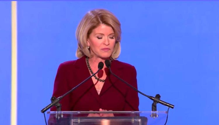 السفيرة كارلا ساندز تؤكد على شرعية المقاومة الإيرانية كبديل لنظام الملالي والشاه