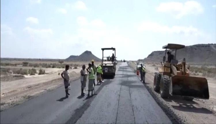 بدعم إماراتي.. الشركة المنفذة تبدأ اعمال السفلتة في المقطع الثاني من طريق النصر الزراعي